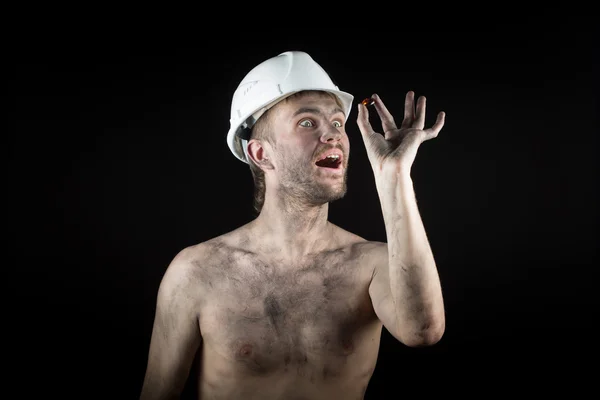 Gelukkig vuile werknemer in helm. edelsteen, — Stockfoto