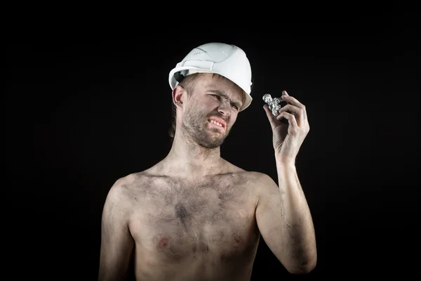 Zadowolony pracownik brudne w kasku. kamień szlachetny, — Zdjęcie stockowe