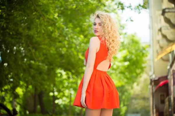 Foto ao ar livre de mulher bonita. cabelo branco encaracolado — Fotografia de Stock