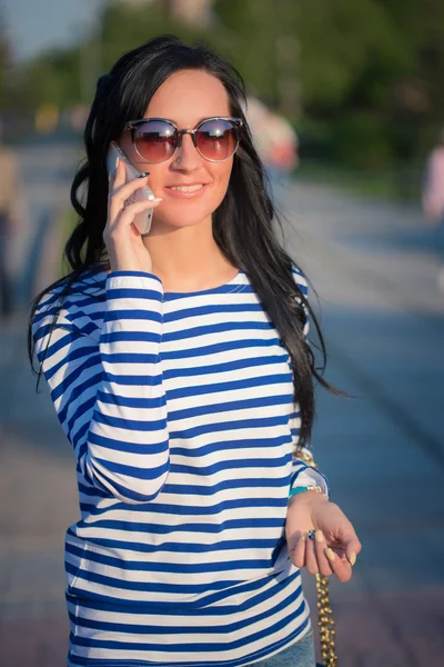 Fille parlant au téléphone. se promener dans les rues de la ville — Photo