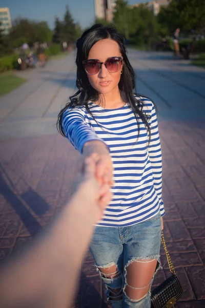 Gadis cantik memimpin dengan tangan — Stok Foto