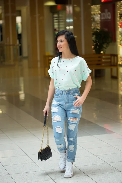 Girl in short shert the mall. — Stock Photo, Image