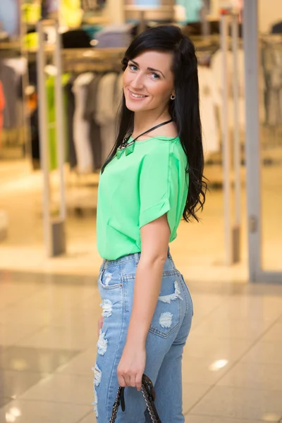 Kısa shirt alışveriş kız. — Stok fotoğraf