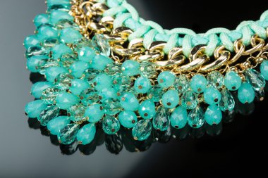 Yeşil plastik kolye