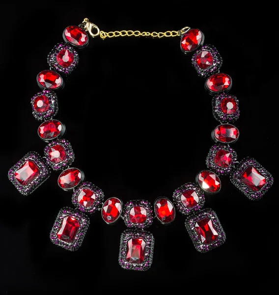 Rote Halskette aus Kunststoff — Stockfoto
