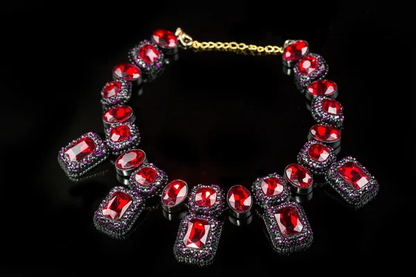 Красное пластиковое ожерелье — стоковое фото