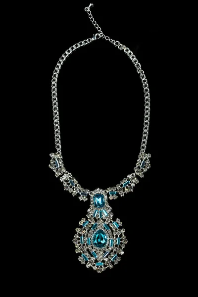 Halsband med stora juveler. på svart bakgrund — Stockfoto