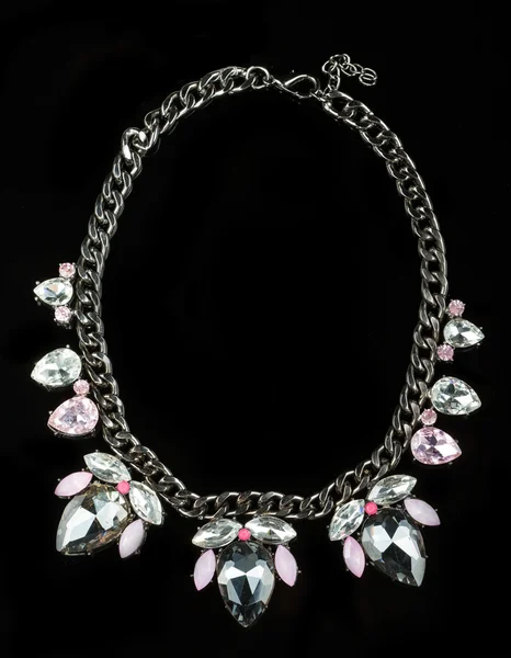 Halskette mit großen Juwelen. auf schwarzem Hintergrund — Stockfoto
