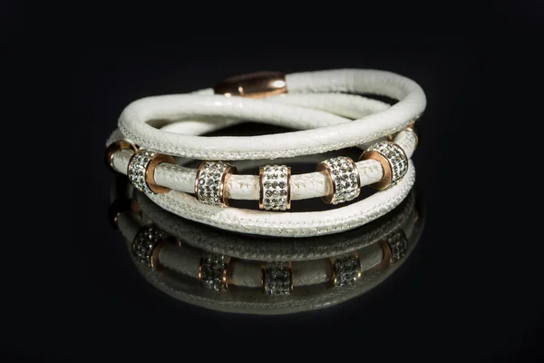 Bracelet en cuir avec cristaux — Photo