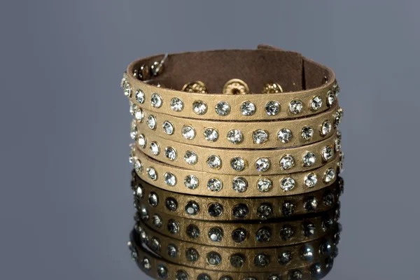 Bracciale in pelle con cristalli — Foto Stock