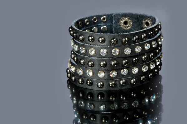 Skórzana bransoletka z kryształami — Zdjęcie stockowe