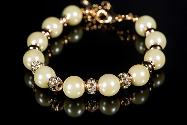 Bracelet of pearls on a black background — Stock Photo, Image