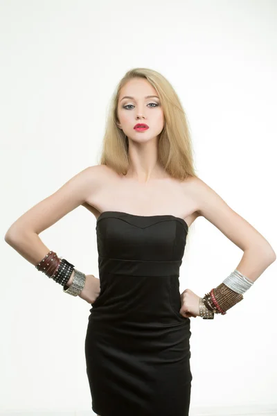 Bella giovane donna bionda in più braccialetti — Foto Stock