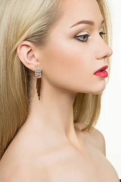 Beautiful girl with red lips and earrings. fashion photo — Stock Photo, Image