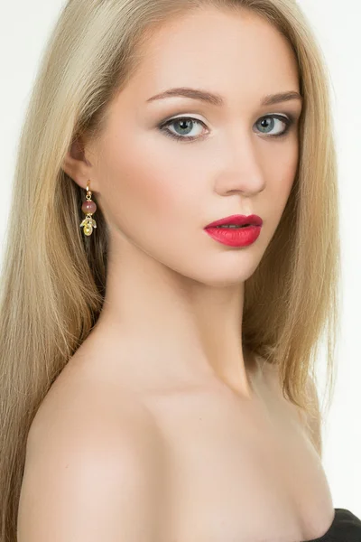 Schönes Mädchen mit roten Lippen und Ohrringen. Modefoto — Stockfoto