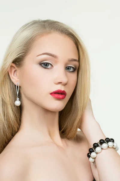 Menina bonita com lábios vermelhos. brincos e pulseiras. foto de moda — Fotografia de Stock