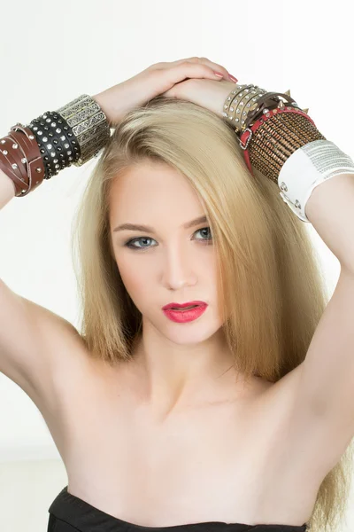 Hermosa joven rubia en múltiples pulseras — Foto de Stock