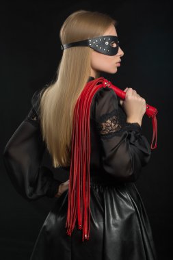 kırmızı deri kırbaç ve maske bdsm kızla