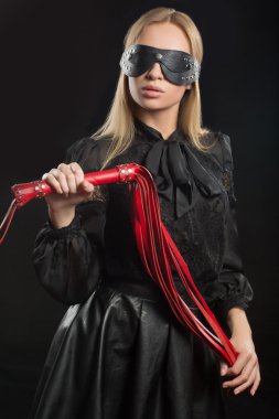 kırmızı deri kırbaç ve maske bdsm kızla