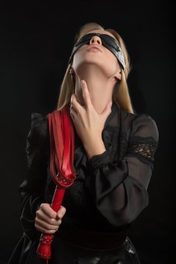 kırmızı deri kırbaç ve maske bdsm kızla