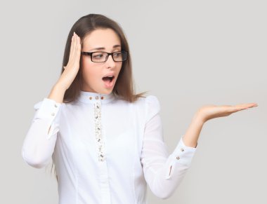 Genç kız avucunun içinde görünüyor.