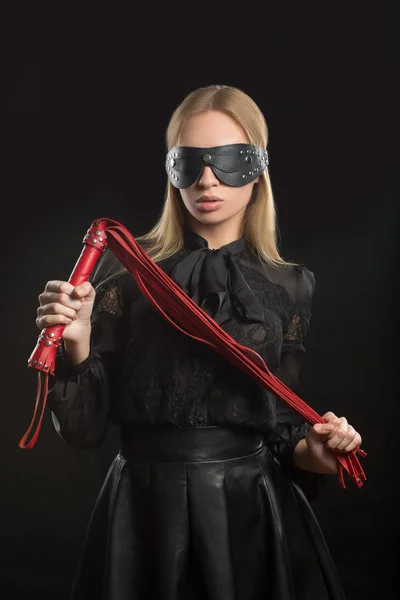 Kırmızı deri kırbaç ve maske bdsm kızla — Stok fotoğraf