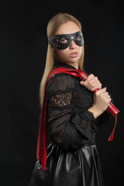 Fille avec fouet en cuir rouge et masque BDSM — Photo