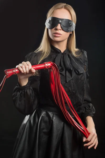 Chica con látigo de cuero rojo y máscara BDSM — Foto de Stock