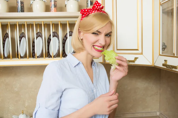 Hermosa mujer joven comiendo ensalada y verduras. Concepto de comida saludable . — Foto de Stock