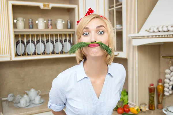 Hermosa mujer joven comiendo ensalada y verduras. Concepto de comida saludable . — Foto de Stock