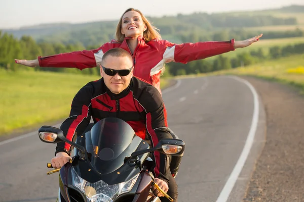 Biker man and woman sitting on a motorcycle. — Stock Photo, Image