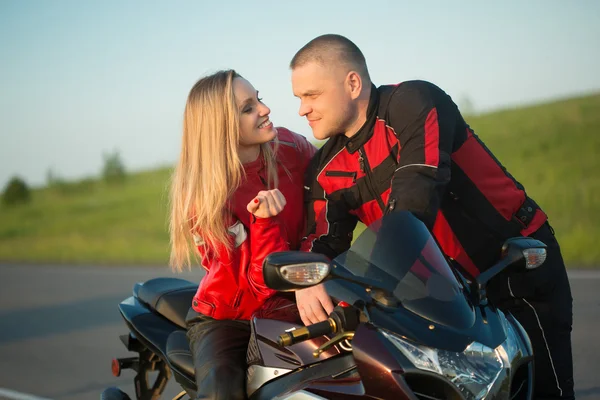 Biker man and woman sitting on a motorcycle. — Stock Photo, Image