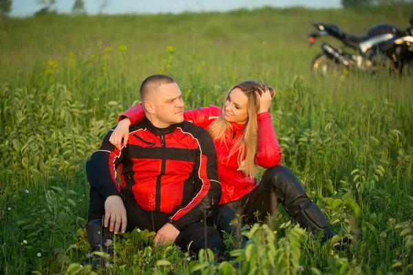 Biker man and woman sitting on a motorcycle. — Stock Photo, Image