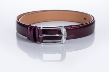 rhinestones kemerle beyaz kadın