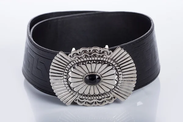 Ceinture femme noire avec boucle en métal — Photo