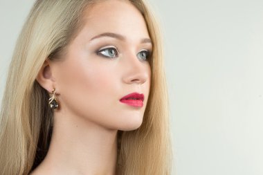 Kırmızı dudaklar ve küpeler ile güzel kız. moda fotoğraf