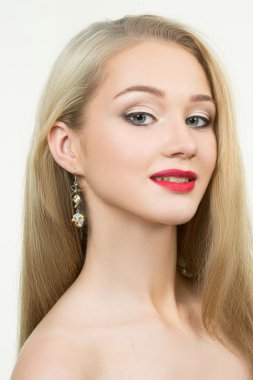 Kırmızı dudaklar ve küpeler ile güzel kız. moda fotoğraf