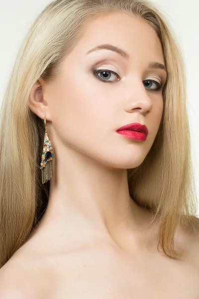 Beautiful girl with red lips and earrings. fashion photo — Stock Photo, Image