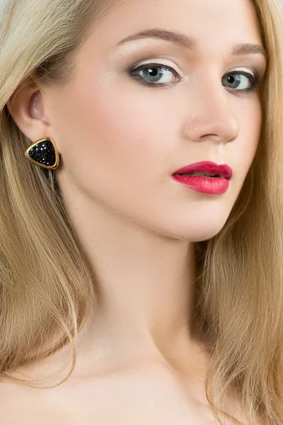 Beautiful girl with red lips and earrings. fashion photo — Stock Photo, Image