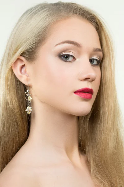 Beautiful girl with red lips and earrings. fashion photo — Stock Photo, Image