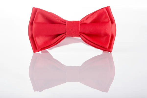 Laço vermelho gravata em um fundo branco — Fotografia de Stock
