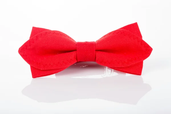 Laço vermelho gravata em um fundo branco — Fotografia de Stock