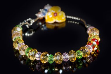 güzel plastik bileklik siyah arka plan üzerine. 