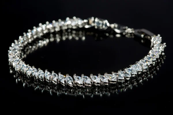 Bracelet en argent avec diamants sur fond noir . — Photo