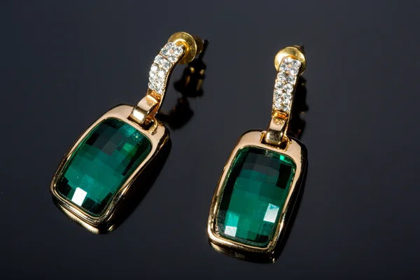 Σκουλαρίκια διαμαντιών πράσινο αχλάδι — Φωτογραφία Αρχείου