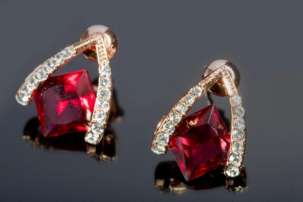 Birnenohrringe mit Diamanten. rote Edelsteine — Stockfoto