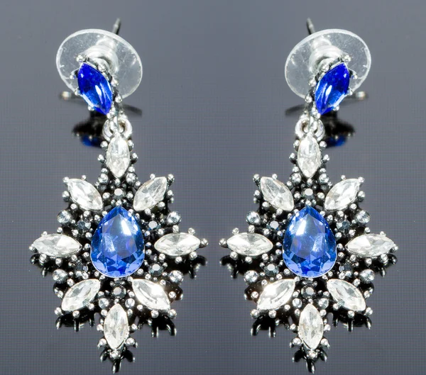 Orecchini con diamanti a pera. gemme blu — Foto Stock