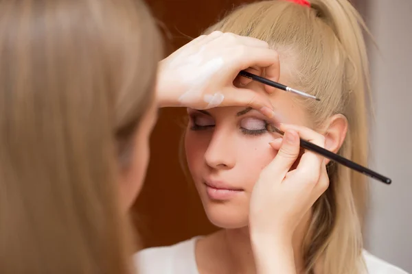 Artista de maquiagem profissional fazendo maquiagem modelo glamour no trabalho — Fotografia de Stock