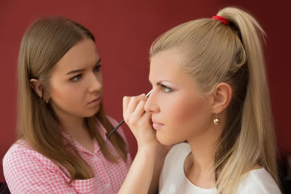 Professionelle Visagistin macht Glamour-Model-Make-up bei der Arbeit — Stockfoto