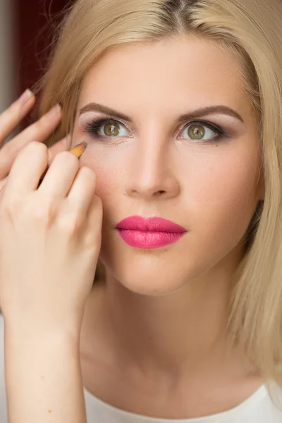 Artista de maquillaje profesional haciendo maquillaje modelo glamour en el trabajo — Foto de Stock